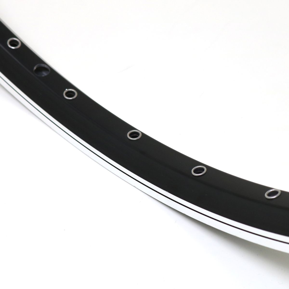 Llanta Weinmann ZAC2000 26" Ojetillos CNC 36H Schrader Negro