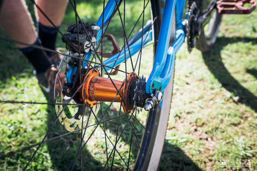 Maza Trasera Industry Nine Hydra 32H Single Speed 10X135 Bolt-On Naranja