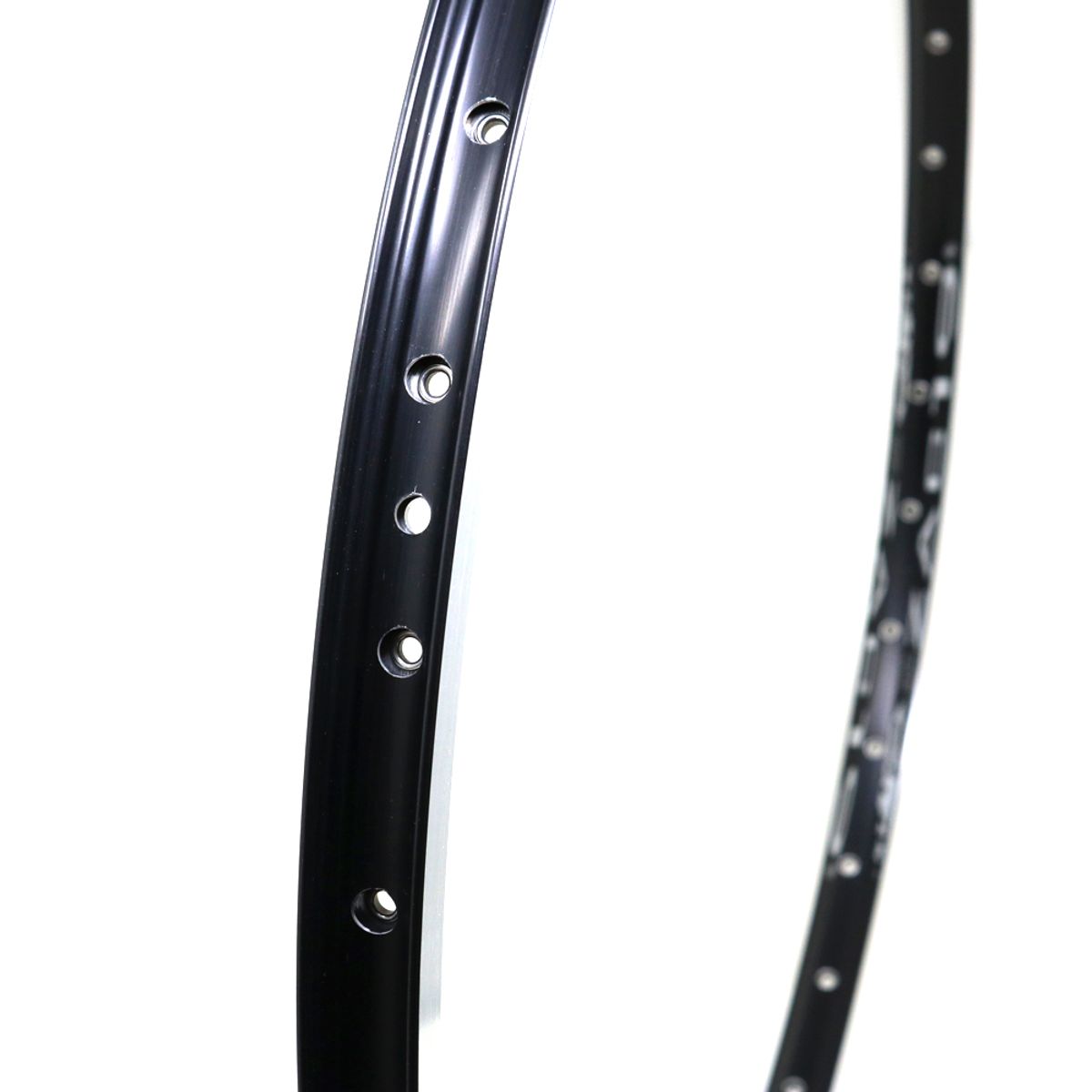 Llanta Weinmann ZAC2000 26" Ojetillos CNC 36H Schrader Negro